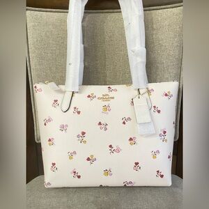 NWT！COACH Fiona Zip Tote Bag With Heart Print（COACH CW397）Gold/Chalk-Multi